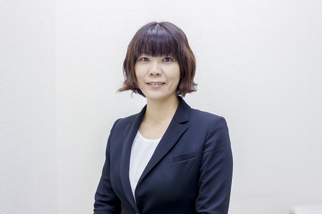 業務部 業務課 課長、営業部 アシスタント 橋本 つぐみ